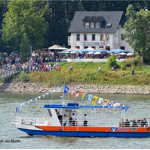 kleines Schiff das Piwipper Böötchen auf dem Rhein in Monheim am Rhein