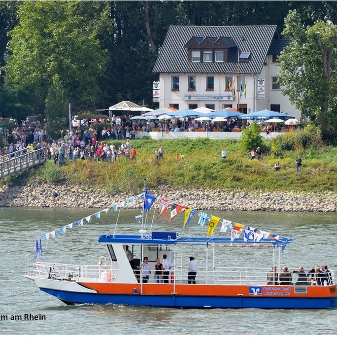 kleines Schiff das Piwipper Böötchen auf dem Rhein in Monheim am Rhein