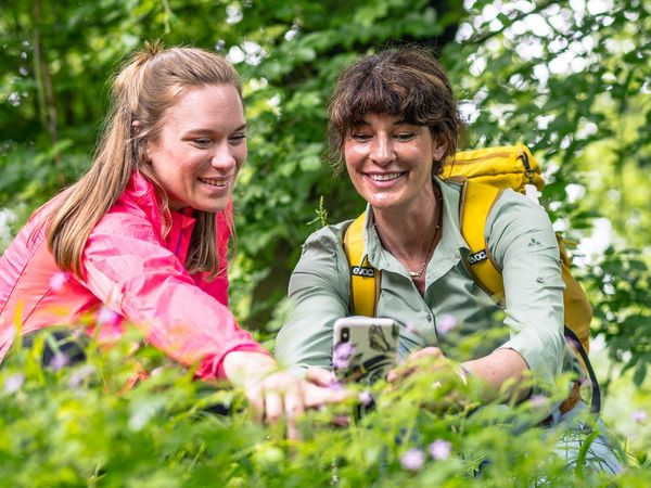 Zwei Frauen schauen sich Kräuter an