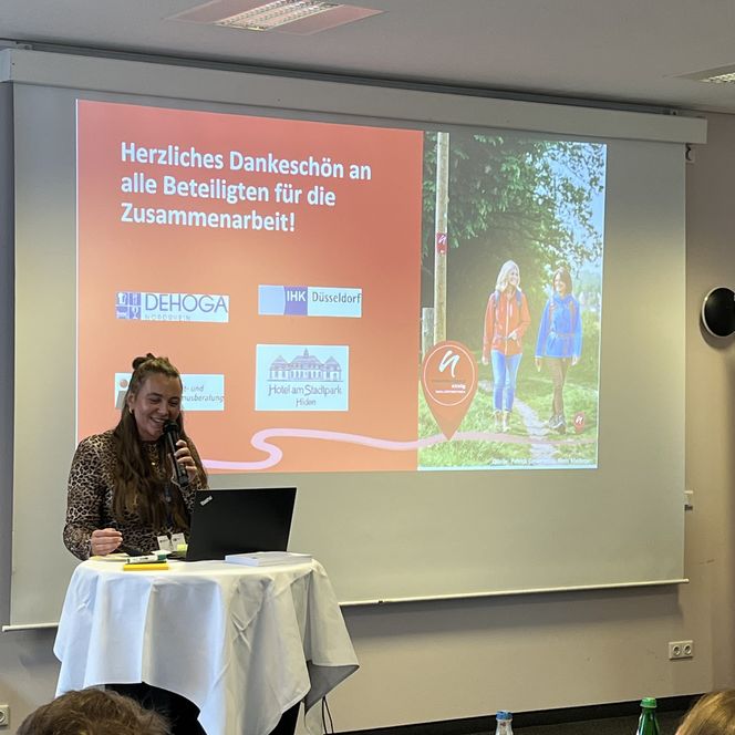 Die Koordinatorin Mareike Joppien stellt mit einer Präsentation einen Ausblick für die Betriebe vor