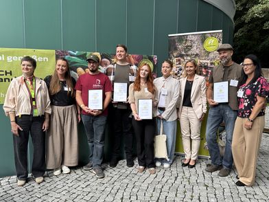 Foto de prensa con la administradora del distrito, la Dra. Bettina Warnecke, y las empresas galardonadas.