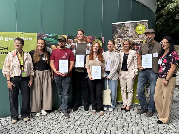 Pressefoto mit der Landrätin Dr. Bettina Warnecke und den ausgezeichneten Betrieben
