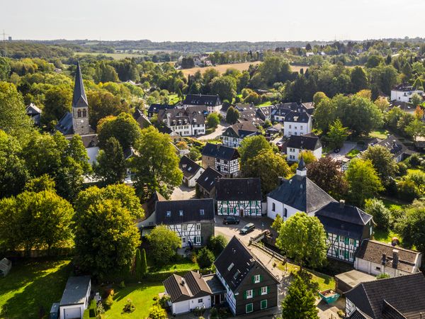 Vista aérea del pueblo de Gruiten en Haan