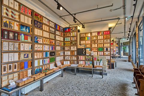 Blick in die Ausstellung mit vielen bunten Grundsteinkisten in Regalen