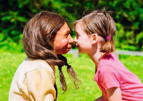 Mädchen betrachtet Gesicht der Neandertaler-Mädchenfigur "Kina" am Neanderthal Museum in Mettmann