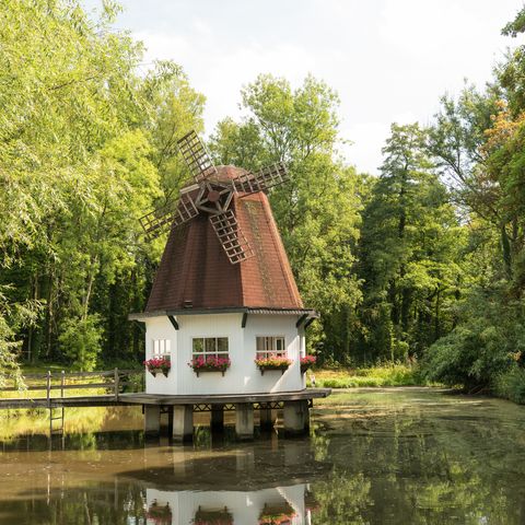 Heidberger Mühle steht mitsamt Steg in einem Teich im Ittertal in Haan