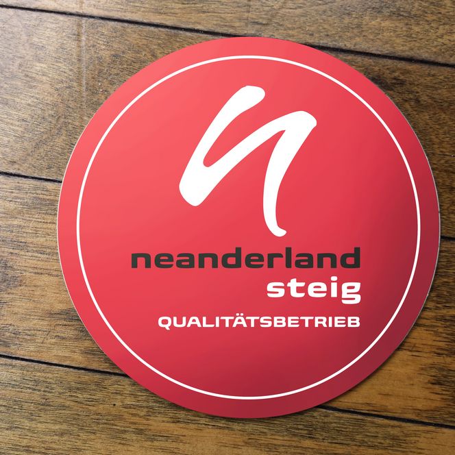 Bierdeckel mit Siegel vom neanderland STEIG Qualitätsbetrieb roter Bierdeckel mit dem Siegel vom neanderland STEIG Qualitätsbetrieb