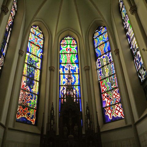 Vista interna di cinque finestre colorate della chiesa di St. Suitbertus a Heiligenhaus