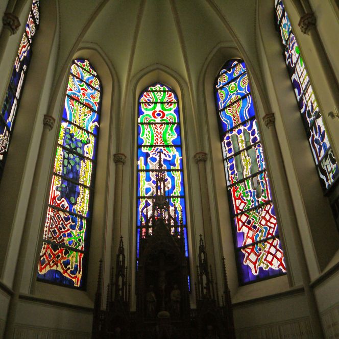 Innenansicht von fünf bunten Kirchenfenstern der St. Suitbertus Kirche in Heiligenhaus