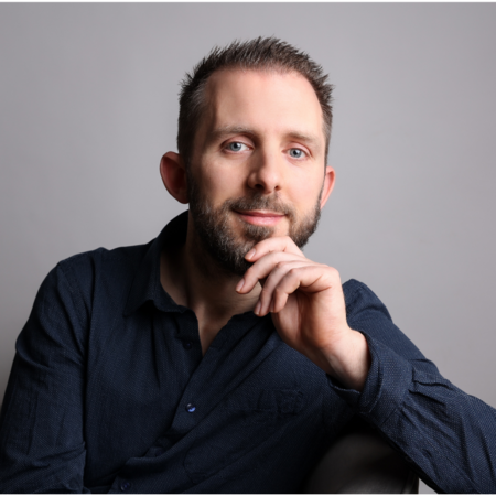 Portraitbild von Timo Förster vor grauem Hintergrund