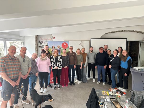Gruppenfoto: Personen unterschiedlicher Betriebe treffen sich für einen Partnertreff
