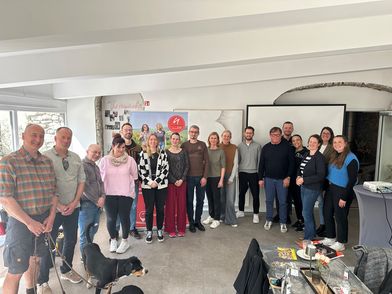 Gruppenfoto: Personen unterschiedlicher Betriebe treffen sich für einen Partnertreff