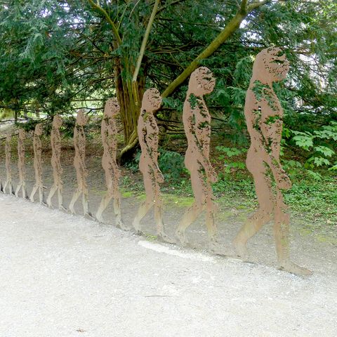 La sculpture "Les hommes qui n'ont jamais cessé de grandir" sur le parcours artistique "MenschenSpuren" dans le Neandertal à Erkrath montre onze figures humaines en pleine croissance