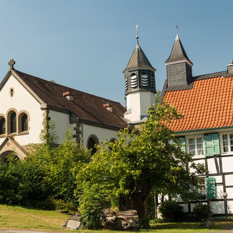 Vue extérieure de la chapelle Saint-Jacques et de la cour de la cuisine de l'abbé dans la cuisine de l'abbé MuseumsLandschaft à Heiligenhaus
