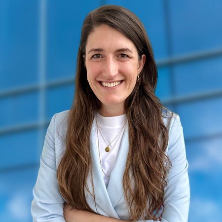 Portraitbild von Anna Lena Krannich mit blauem Hintergrund