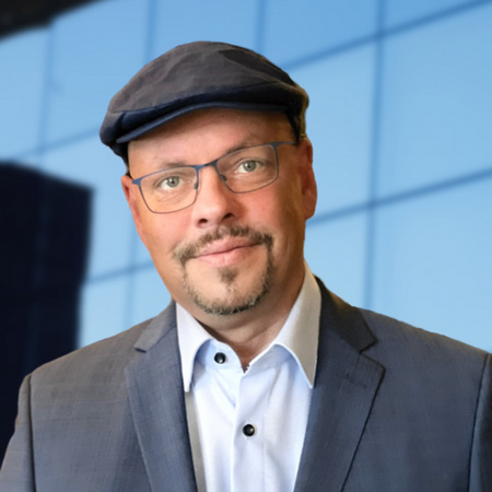 Portraitbild von Robert Krause mit blauem Hintergrund