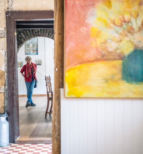 Besucherin in einer Galerie 