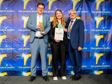 "The Golden City Gate"-Award_(from left) Philipp Gilbert, Paula Lange, Wolfgang Jo Huschert