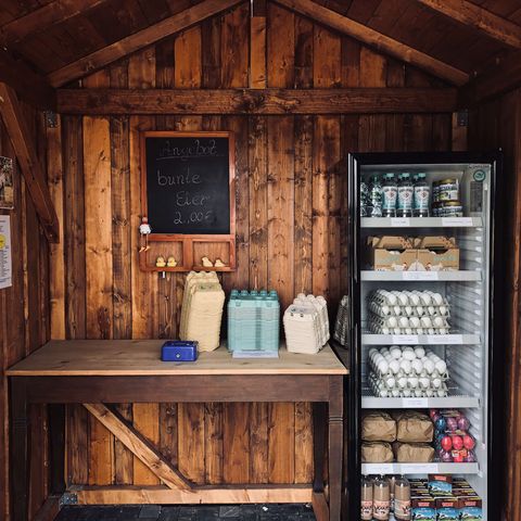 Zelfbedieningsboerderijwinkel in een houten hut op een biologische boerderij in de Windrath-vallei in Velbert