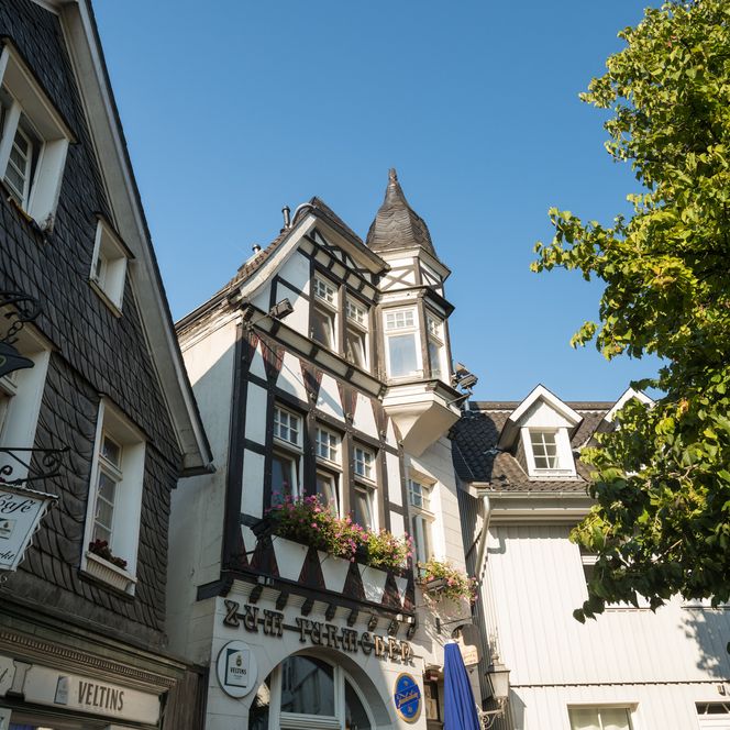 Nahaufnahme der alten Schiefer- und Fachwerkgebäude von Cafe am Markt und Zum Türmchen in der Oberstadt von Mettmann